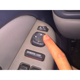 Замена зеркала со стороны водителя на Chevrolet Tahoe 2002 года